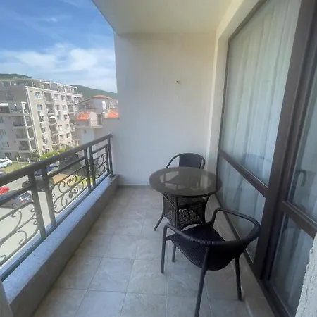 Apartment Sveti Vlas דירה *